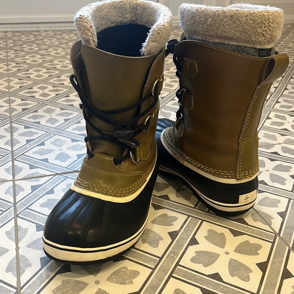 Boys Sorel winter boots - sz 6 - Picture 3 of 5